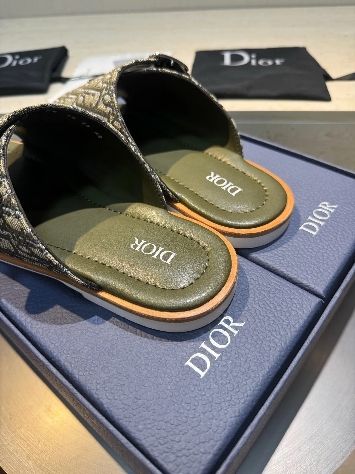 Factory price: 360💰 Produced in Dongguan. Purchasing-grade top version (Dior) Alia men's leather slippers. This Alias ​​sandal is a new summer product, showing a casual and elegant style. Carefully crafted with grained cow leather, Oblque printed fabric, and cowhide lining! Cross-strap design with metal-clad brass CD Diamnd logo. The imported cowhide leather and rubber soles add sophistication and comfort, and are decorated with Obliue print-effect non-slip panels for added style! -Suitable for outdoor drivers driving shoes🚗. -Size: 39-44 (38.45 customized).